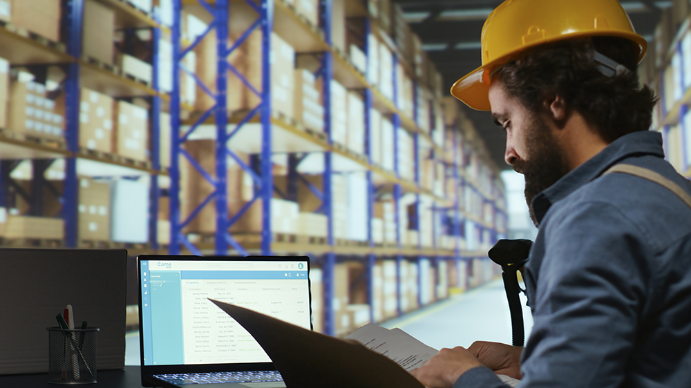 Export supervisor drafting billing for product logistics